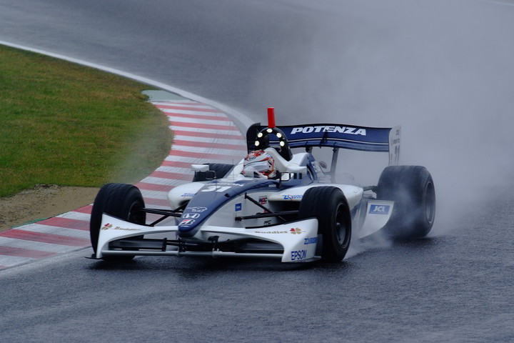 第1レース決勝: 2位は中嶋大祐（ナカジマ）