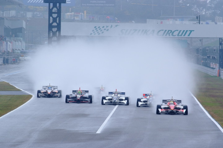 第1レース決勝: 雨の中20周の決勝レースがスタートした