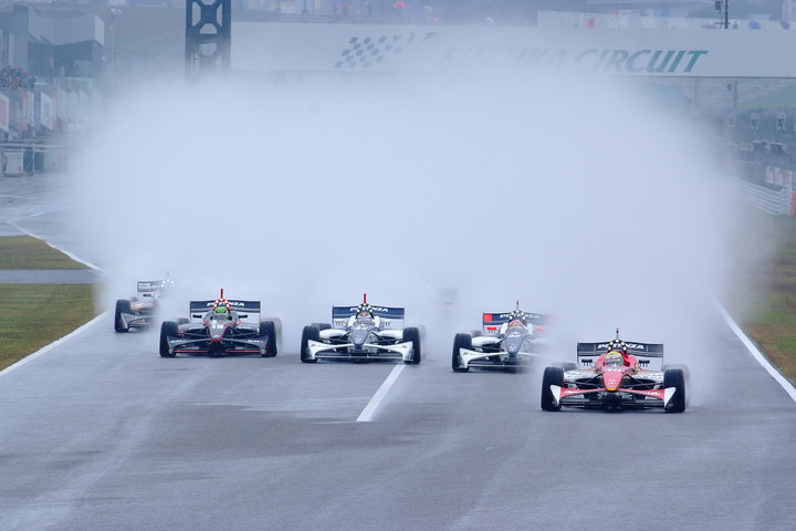 第1レース決勝: 雨の中20周の決勝レースがスタートした