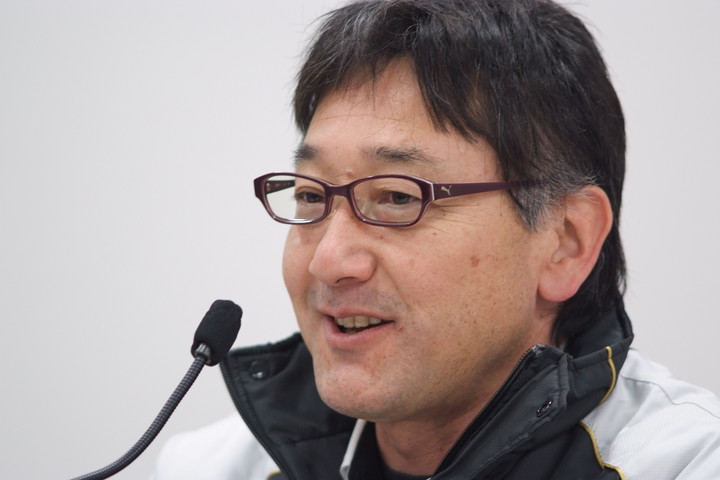 第1レース決勝記者会見: 優勝チーム監督の手塚長孝（無限）