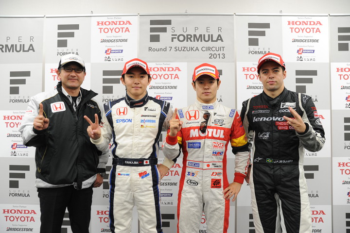 第1レース決勝フォトセッション: 上位3名と優勝チーム監督