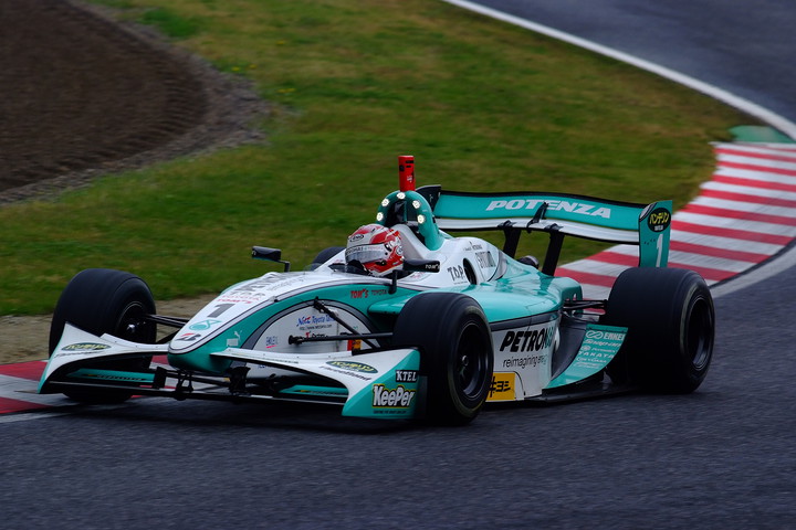 第2レース決勝: 優勝は中嶋一貴（トムス）