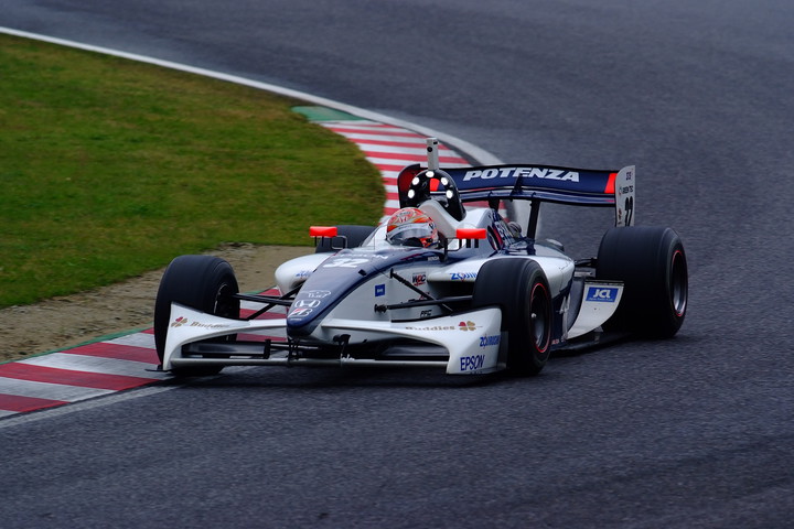 第2レース決勝: 2位は小暮卓史（ナカジマ）