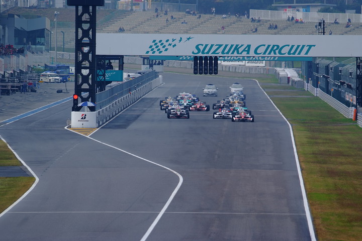 第2レース決勝: 28周の決勝がスタートした