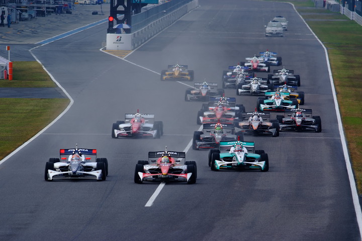 第2レース決勝: 28周の決勝がスタートした