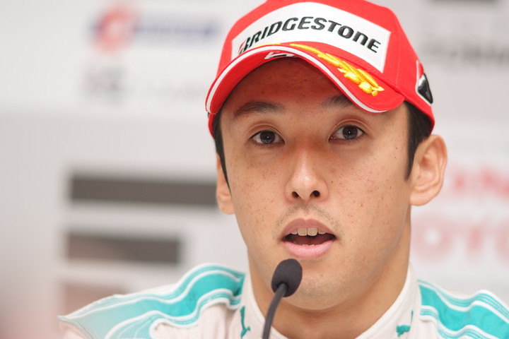 第2レース決勝: 優勝の中嶋一貴（トムス）