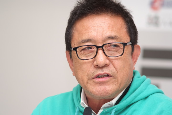 第2レース決勝: 優勝チーム監督の舘信秀氏（トムス）