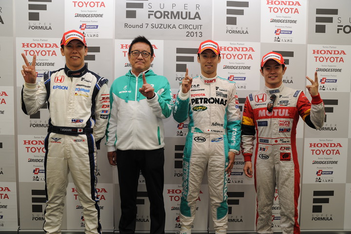 第2レース決勝フォトセッション: トップ3とチーム監督