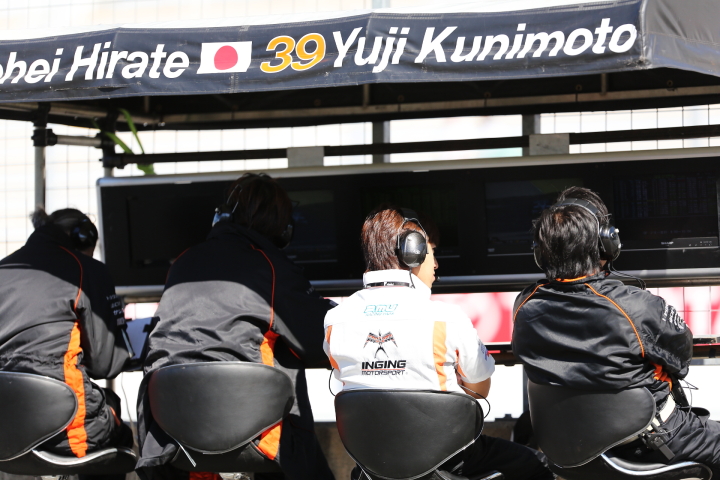 フリー走行: モニターを見つめるセルモ・インギングチームの面々