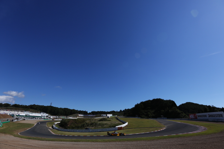 フリー走行: ヘアピンから見上げるSUGOの空、予選日は快晴に恵まれた