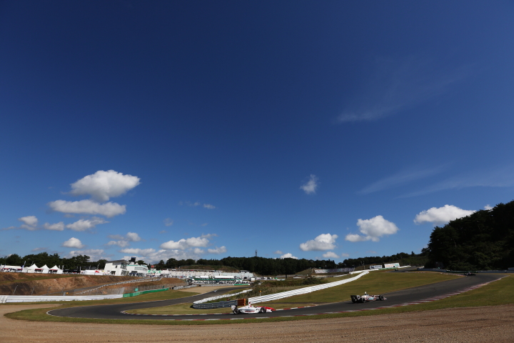 フリー走行: ヘアピンを立ち上がってS字に向かう