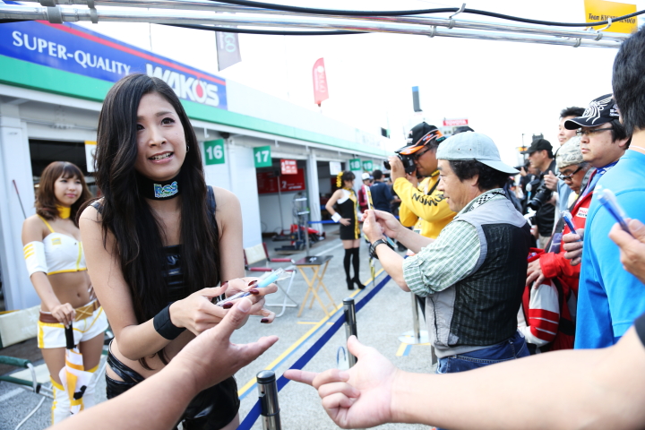 ピットウォーク: レースクイーン