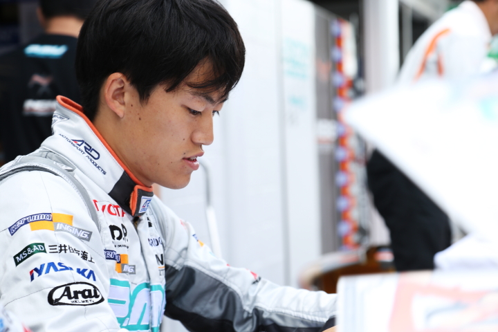 ピットウォーク: サインをする国本雄資（P.MU/CERUMO·INGING）