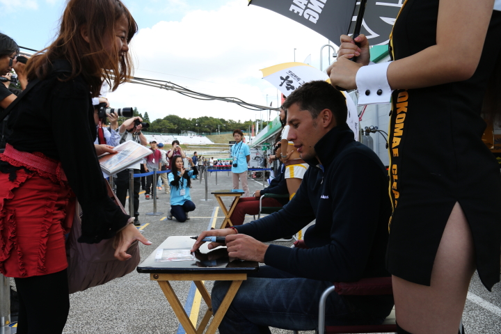 ピットウォーク: サインをするロイック・デュバル（KYGNUS SUNOCO Team LeMans）