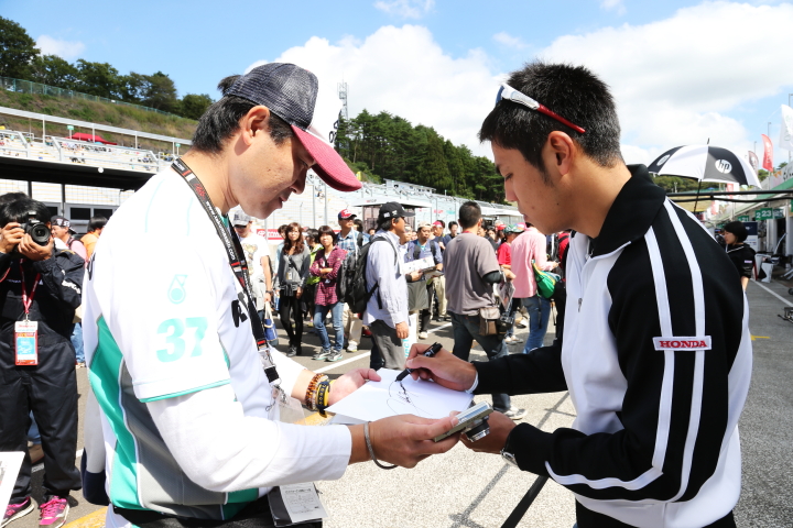 ピットウォーク: トムスファンにサインをする中山友貴（HP REAL RACING）