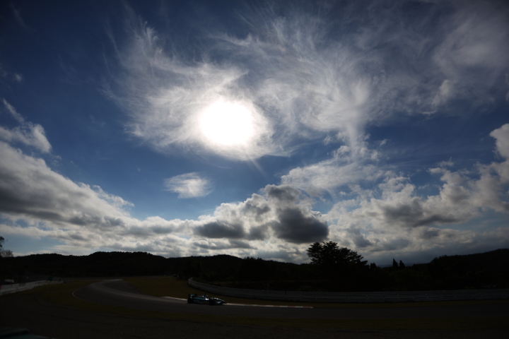 ノックアウト予選Q3: SPコーナーから見上げる空