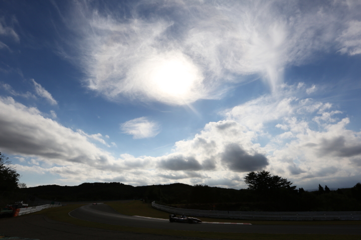 ノックアウト予選Q3: SPコーナーから見上げる空