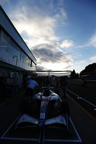 キッズウォーク: 寂しくたたずむリチャード・ブラッドレー（KCMG）のマシン