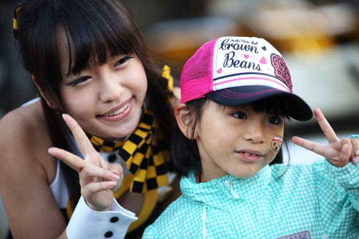 キッズウォーク: レースクイーンとファンの子供