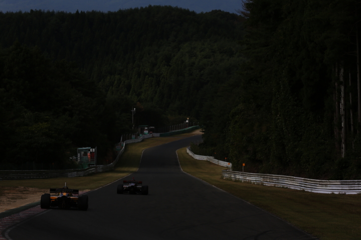 フリー走行: バックストレッチを疾走するマシンたち