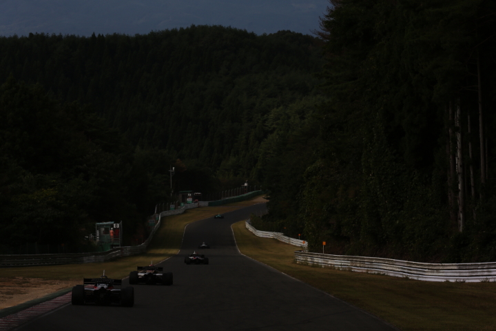 フリー走行: バックストレッチを疾走するマシンたち