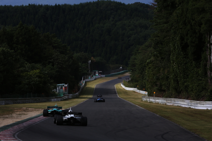 フリー走行: バックストレッチを疾走するマシンたち