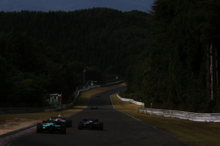 フリー走行: バックストレッチを疾走するマシンたち