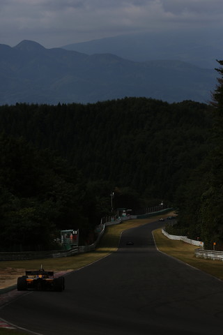 フリー走行: バックストレッチから蔵王を望む