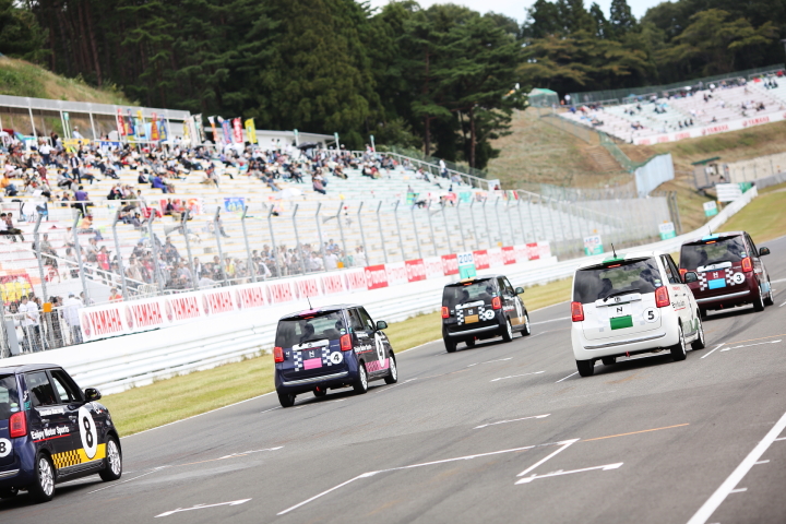 ピットウォーク: コース上ではN-ONEのデモレースが行われた