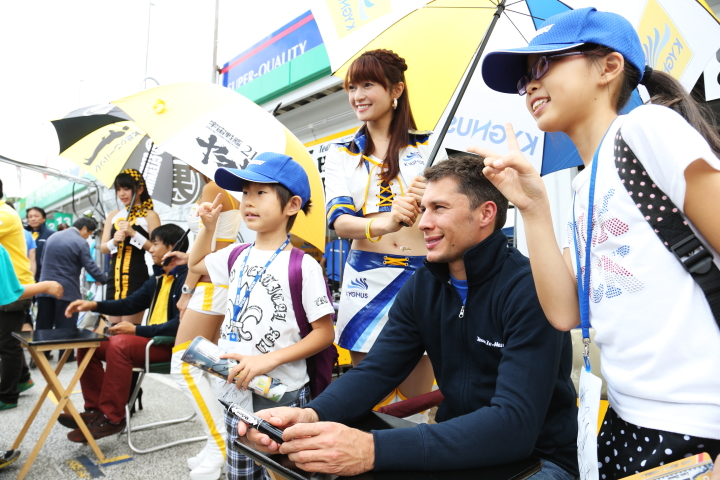 ピットウォーク: ロイック・デュバル（KYGNUS SUNOCO Team LeMans）と子供たち