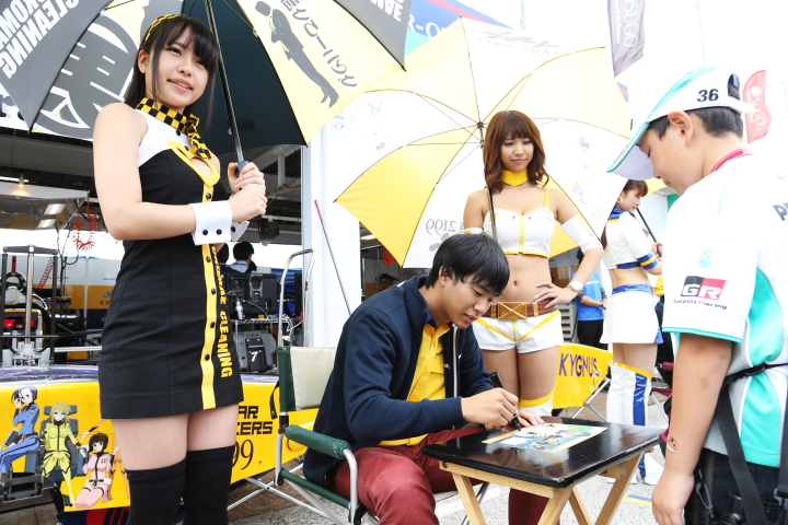 ピットウォーク: サインをする平川亮（KYGNUS SUNOCO Team LeMans）