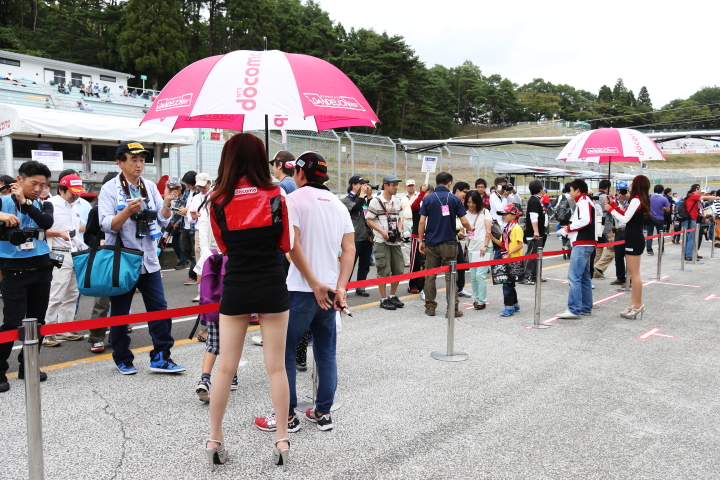 ピットウォーク: ダンディライアンのピットはサインを求めるファンで大盛況