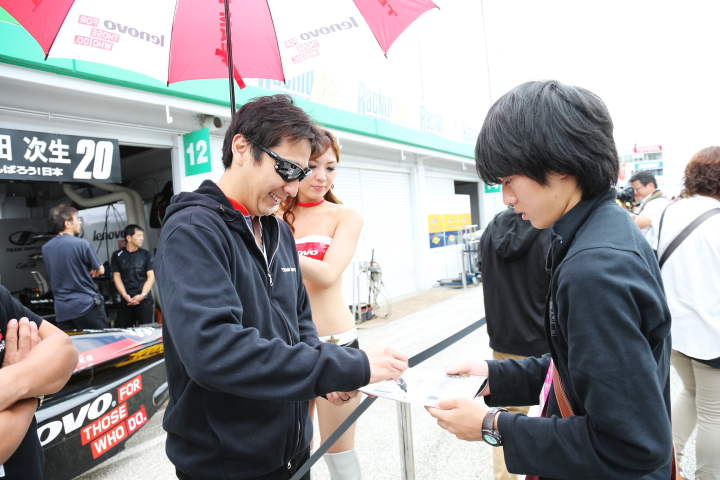 ピットウォーク: サインをする松田次生（Lenovo TEAM IMPUL）