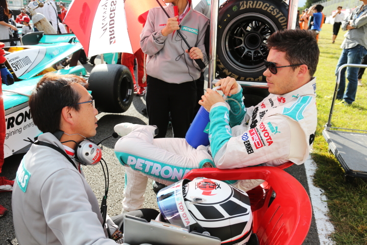 決勝レース: アンドレ・ロッテラーと東條力エンジニア（PETRONAS TEAM TOM’S）