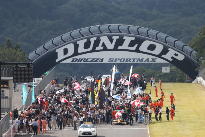 決勝レース: グリッドウォークは大盛況