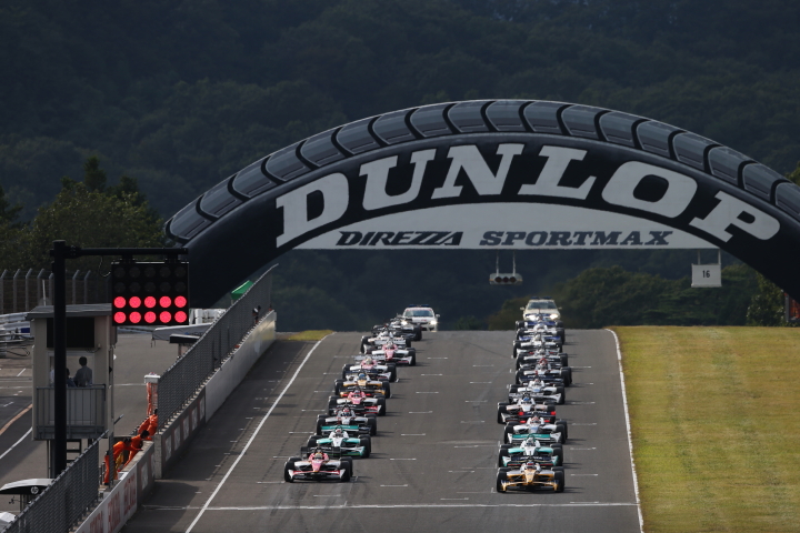 決勝レース: 全車グリッドに整列