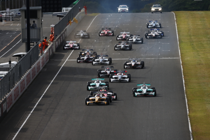 決勝レース: シグナルブラックアウトでスタート。佐藤琢磨がストールして動けない