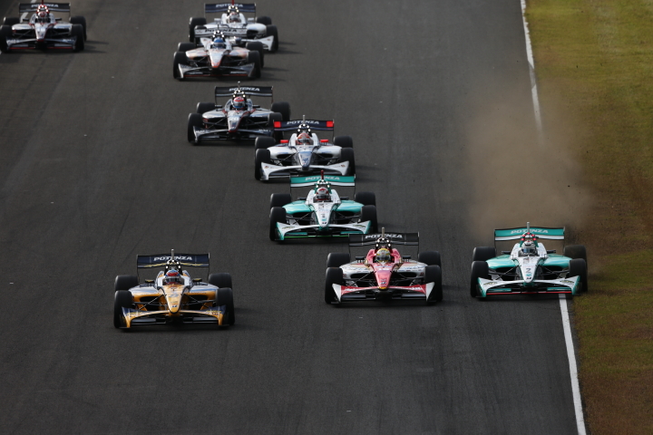 決勝レース: 1コーナー手前の攻防。PPのデュバルがトップ、2位山本にアウトからロッテラーが並びかける