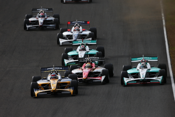 決勝レース: 1コーナーの攻防。トップはデュバル、山本をアウトからパスしようとするロッテラー