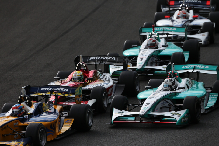 決勝レース: トップ集団、1コーナーの息詰まる接近戦