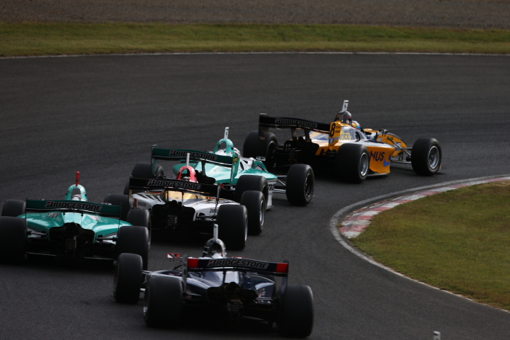 決勝レース: 1コーナーを立ち上がった。トップはデュバル、ロッテラーは山本の前に出て2位、山本3位、4位に一貴、5位小暮