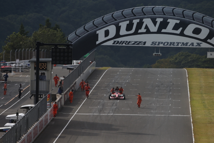 決勝レース: スタートでストールして押し掛けされる佐藤琢磨（TEAM 無限）