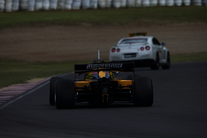 決勝レース: 平手晃平がクラッシュして早くも1度目のセーフティーカーが導入された