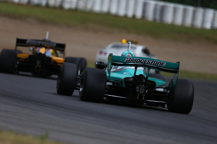 決勝レース: トップ集団を先導するセーフティーカー