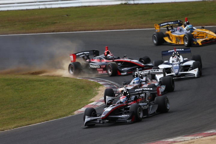 決勝レース: リスタートが切られた。平川亮と接触したJP.オリベイラはブレーキにダメージを受け止まれない