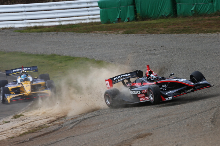 決勝レース: 平川の前を横切りコースアウトするJP.オリベイラ