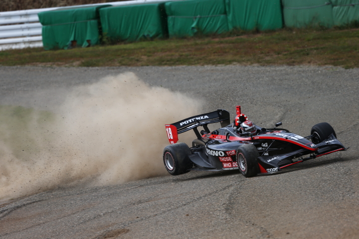 決勝レース: グラベルに飛び出したジョアオ・パオロ・デ・オリベイラ