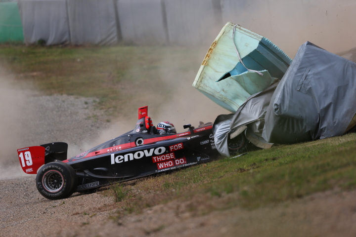 決勝レース: スポンジバリアーにクラッシュするジョアオ・パオロ・デ・オリベイラ