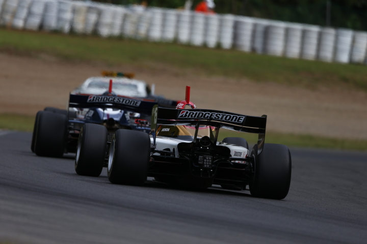 決勝レース: JP.オリベイラのクラッシュで2度目のセーフティーカーが導入された