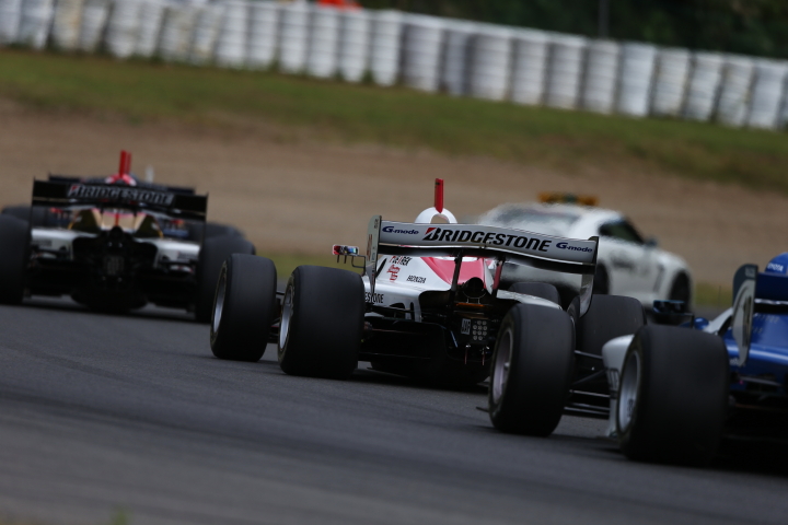 決勝レース: トップ集団を先導するセーフティーカー